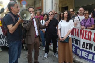 Η Χρύσα Χοτζόγλου σε συγκέντρωση αλληλεγγύης για την υπόθεσή της έξω από το δικαστήριο του Πειραιά